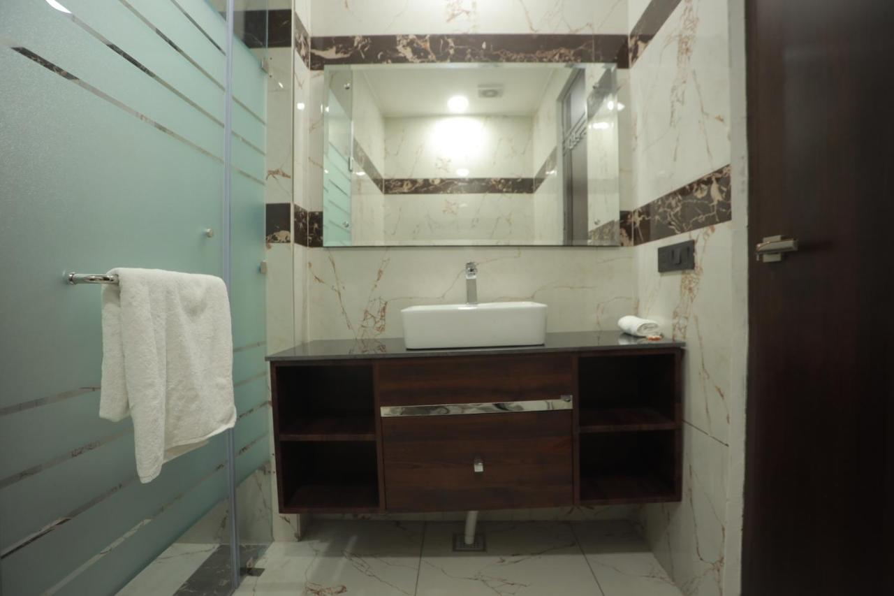 Ovel Hotel Ludhiana Buitenkant foto