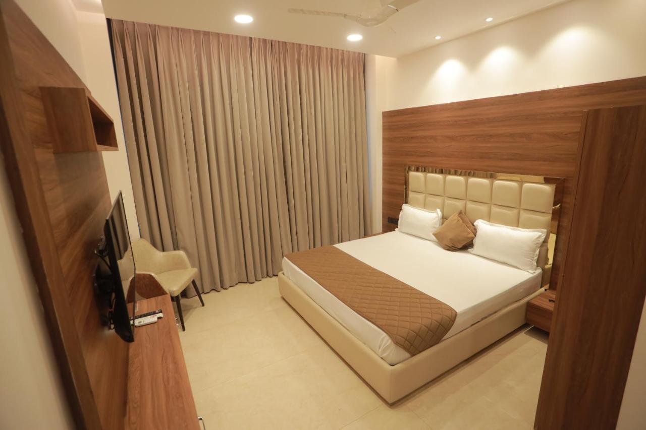 Ovel Hotel Ludhiana Buitenkant foto